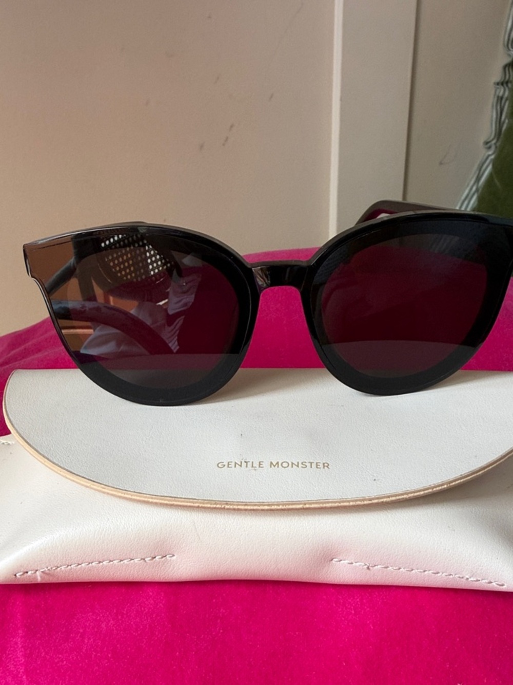 GENTLE MONSTER Black Cat-Eye Sunglasses with Dark Tinted Lenses- Black Peter